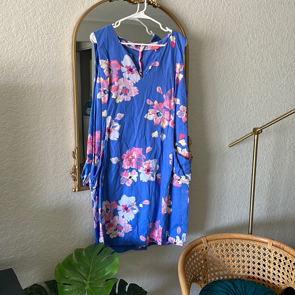 Spring sleeveless dress, with pockets! Hits below mid thigh. Light pink zipper.